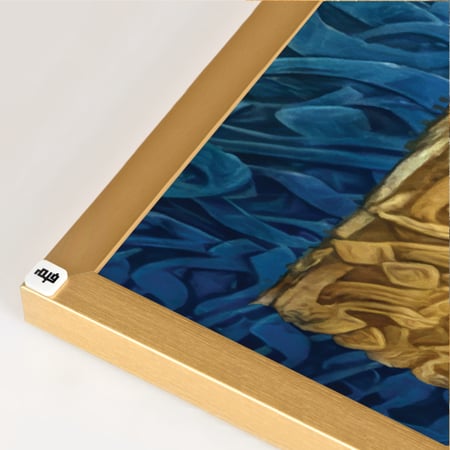 لوحة جدارية كانفس تحتوي على حروف من الخط العربي بتدرجات الازرق والذهبي