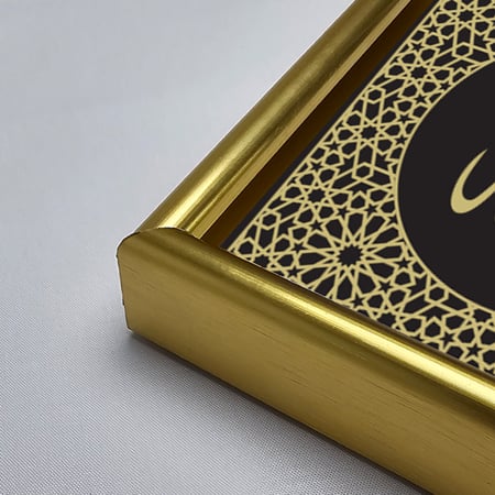 لوحة جدارية أكريليك تتضمن كلمة ""الله"" بخط عربي مع تدرجات اللون البني والذهبي