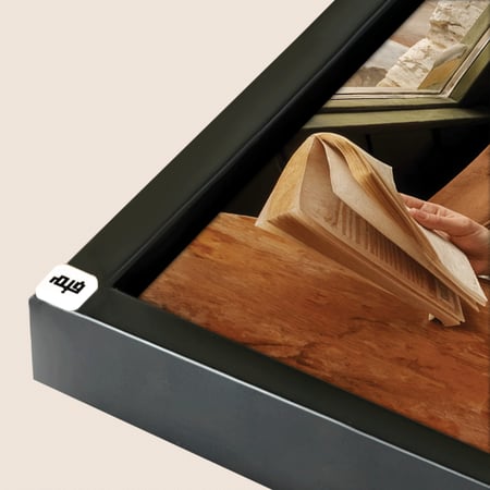 لوحة جدارية كانفس تصور فتاة حاملة لكوب من القهوة