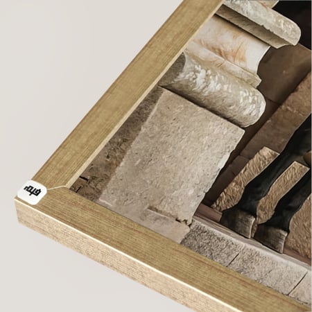 لوحة جدارية كانفس تصور خيل يقف داخل قلعة بتدرجات البني البيج والاسود