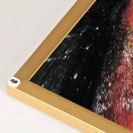 لوحة جدارية كانفس تجسد فتاة متكئة بتدرجات البيج والاحمر والازرق