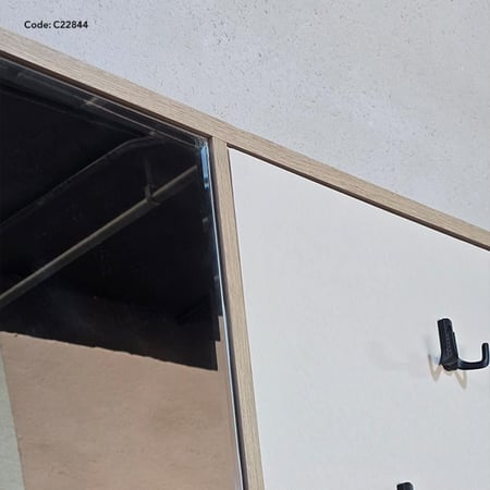 لوحة جدارية كانفس بتصميم لسيدة مزودة بعلاقات معدنية ومرآة جانبية