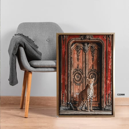 لوحة جدارية كانفس تصور فهد وفي خلفه باب خشبي قديم