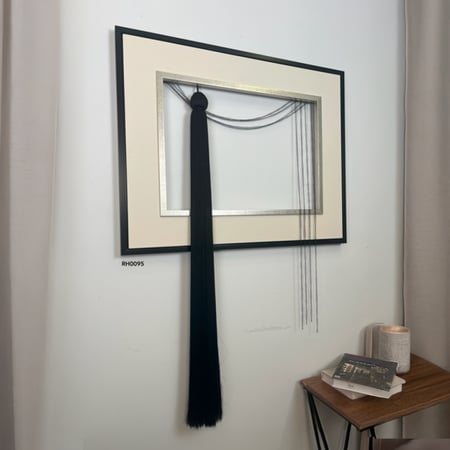 لوحة جدارية تجريدية مودرن مفرغة بإطار مزدوج يتدلى منها أهداب سوداء طوي