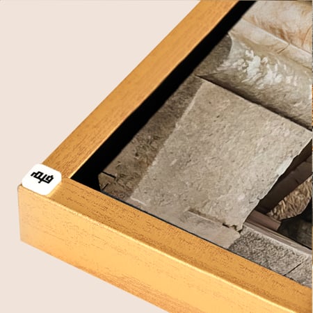 لوحة جدارية كانفس تصور خيل يقف داخل قلعة بتدرجات البني البيج والاسود