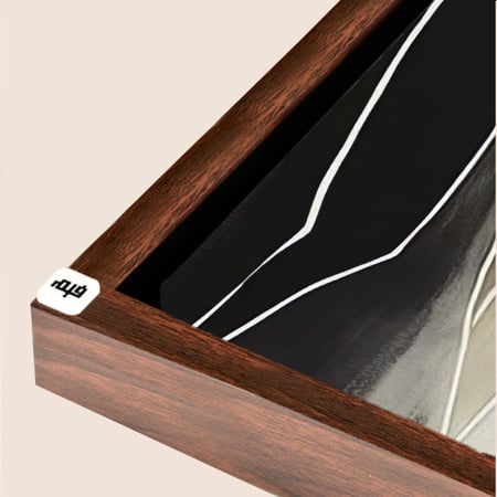 لوحة جدارية  كانفس تصور وردة مع أشخاص بتدرجات الرمادي والبني مع الأسود.