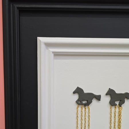 لوحة جدارية فاخرة بإطارات متعددة وخيول بارزة وسلاسل ذهبية