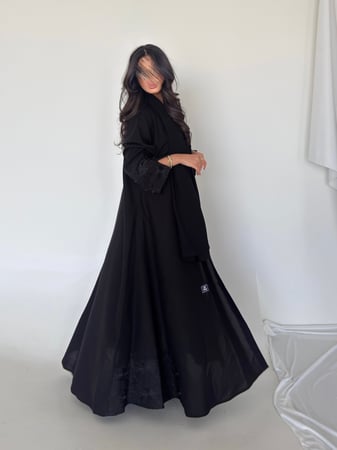 عباية كريب ملكي تطريز مورد أسود مع فتحة اكمام