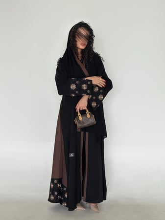 عباية كريب ملكي تطريز مورد وجوانب بني