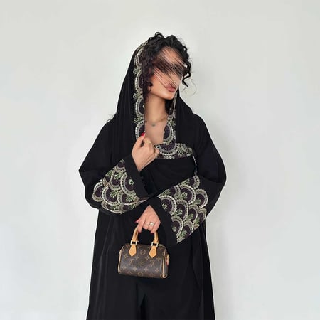 عباية نص كلوش كتان مطرز في الاكمام