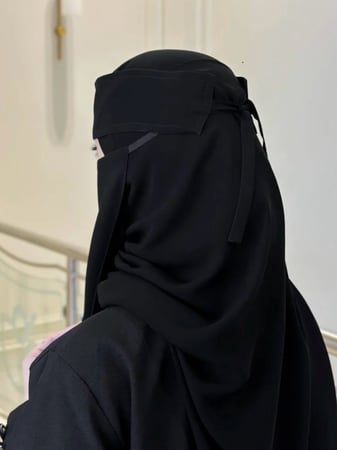 نقاب مطاط مائل اسود