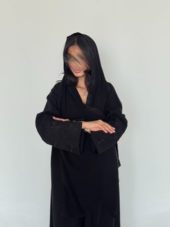 عباية كريب ملكي تطريز مورد أسود مع فتحة اكمام