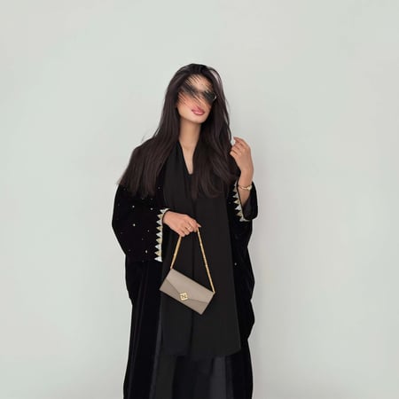 عباية نص بشت مطرز بشك يدوي