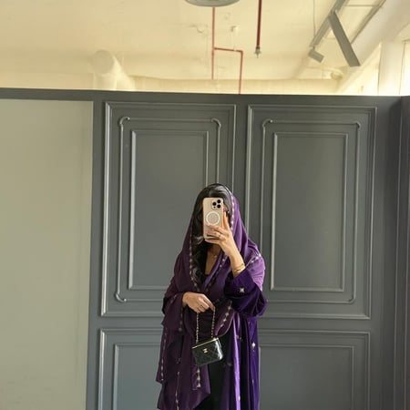 عباية مخمل موف لافندر مطرز نجوم