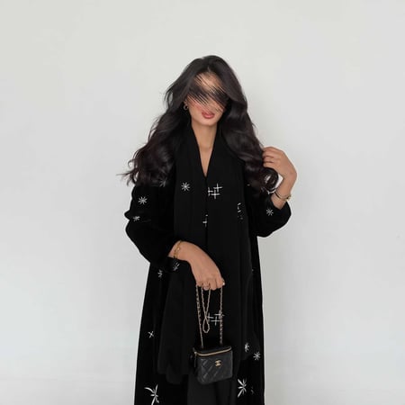 عباية اسود ناعم مطرز نجوم