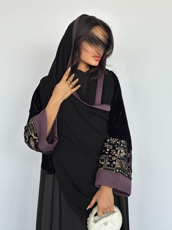 عباية كلوش مخمل مع شانيل لون موف