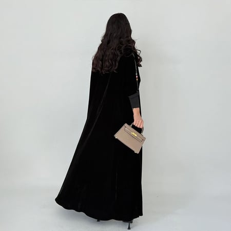 عباية مطرز خطين أمامي نص كلوش