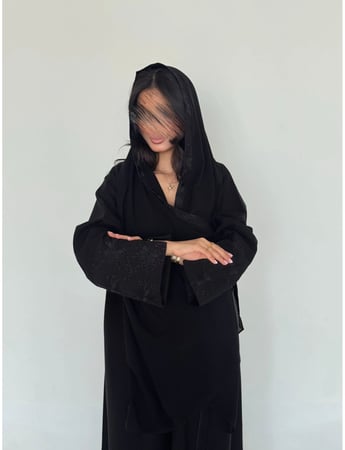 عباية كريب ملكي تطريز مورد وجوانب بني