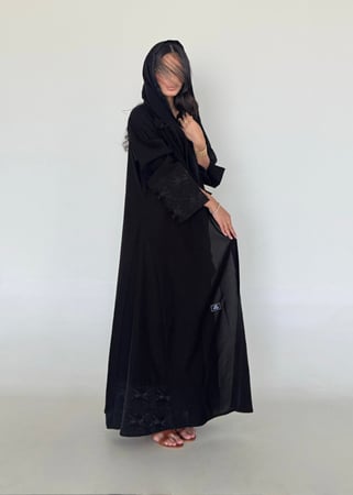 عباية كريب ملكي تطريز مورد أسود مع فتحة اكمام