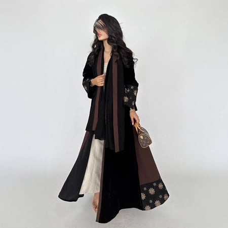 عباية أسود مع تطريز مورد وجوانب بني