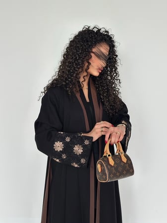 عباية كريب ملكي تطريز مورد وجوانب بني