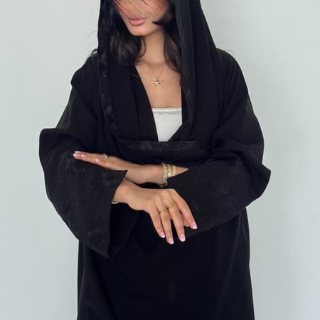 عباية كريب ملكي تطريز مورد أسود مع فتحة اكمام