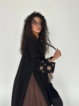 عباية كريب ملكي تطريز مورد وجوانب بني
