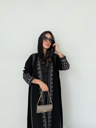 عباية مطرز تراثي مع كريب نواعم كلوش