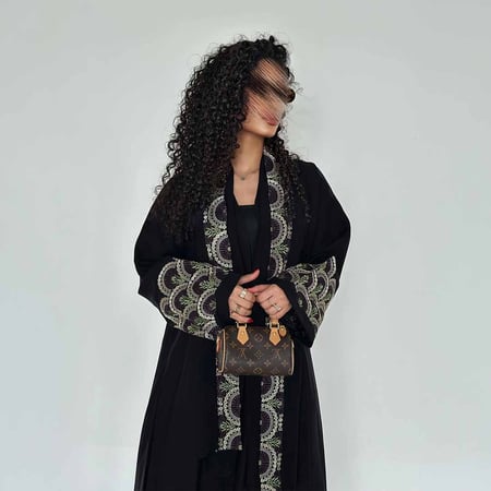 عباية نص كلوش كتان مطرز في الاكمام