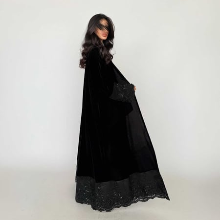 عباية نص كلوش مع كلفة مطرزة مبطنة