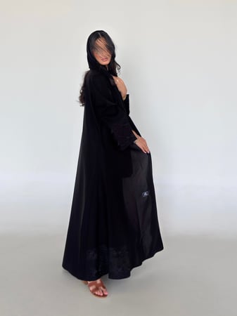 عباية كريب ملكي تطريز مورد أسود مع فتحة اكمام