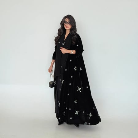 عباية اسود ناعم مطرز نجوم