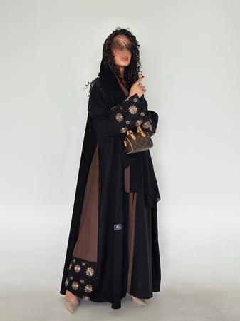 عباية كريب ملكي تطريز مورد وجوانب بني