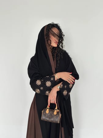 عباية كريب ملكي تطريز مورد وجوانب بني