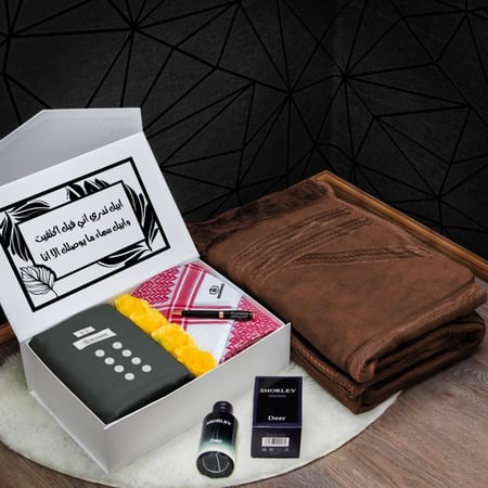 طقم دجلة فرو وشماغ وثوب وعطر وقلم وتصميم العبارة حسب الطلب موديل HM-90324