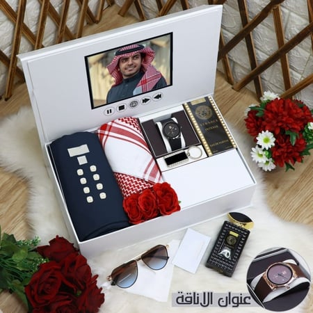 بوكس اهداء رجالي ثوب وشماغ وميدالية وساعة وعطر الموديل HM-7562