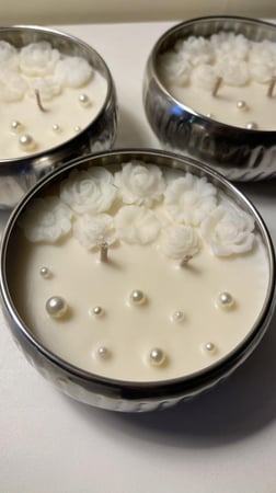 شمعة في قالب فضي صغير