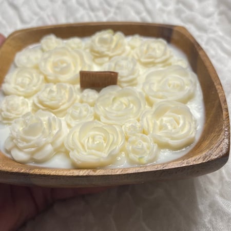 شمعة قالب خشبي مربع مزين بالورد