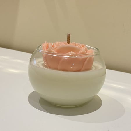 شمعة زجاجية مع وردة