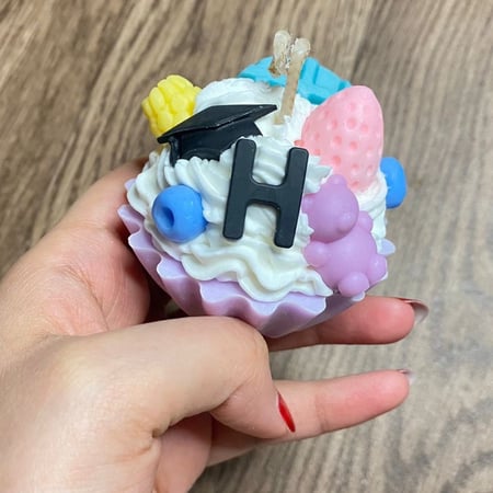 شمعة الكب كيك بثيم التخرج