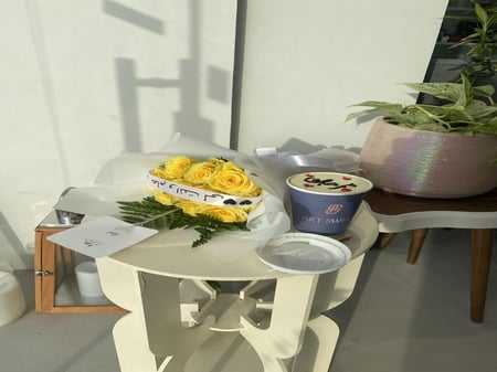 بوكيه مع شريط كتابه وكوب كيك