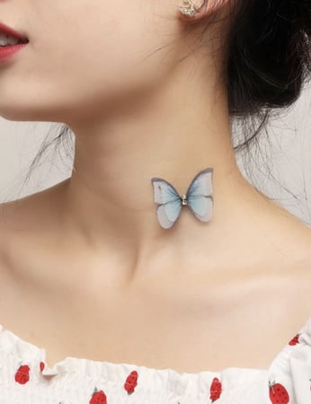 قلاده بزخرفة فراشه ازرق