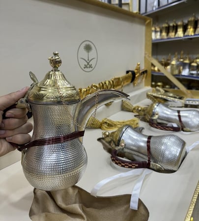 صندوق للأهداء ( 3 دلال + مبخر + سيف ) حب رمان ( نحاس اصلي )