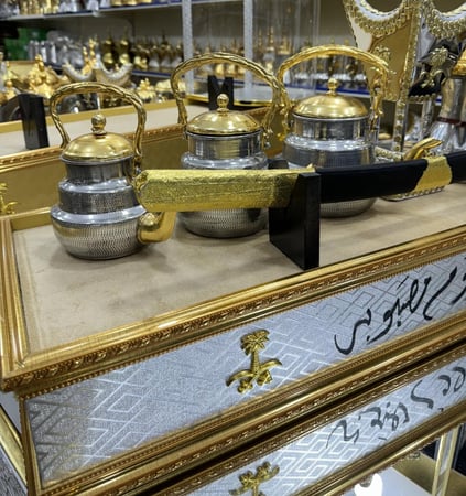 بوكس للأهداء 3 دلال 3 أباريق ومبخر وسيف ( المنيوم )