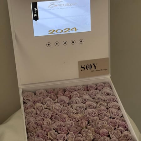 بوكس الشاشة مع تنسيق ورد وفيديو مخصص من SOY Gifts