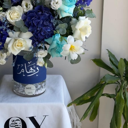 فازة ورد ازرق مع جلد وإمكانية اضافة عبارة على الجلد