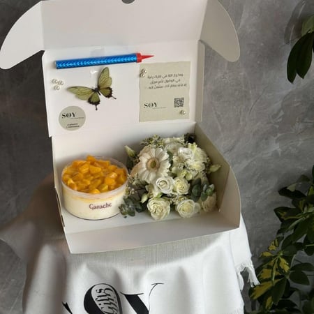 بوكس هدية فاخرة مع كيك المانجو وتنسيق زهور أبيض