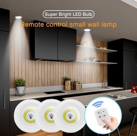 3 مصابيح LED سبوت ، تثبت بلاصق ، تعمل بريموت وتحكم شدة إضاءة ، تعمل بـ 3 بطاريات AA