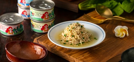 معلبات الدجاج مع السبانخ بالمرق من شركة Natural Kitty