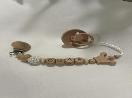 تعليقة لهاية خشبية بالاسم